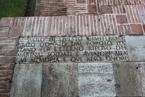Cimitero di guerra del Commonwealth, luogo di memoria per i soldati e aviatori caduti.