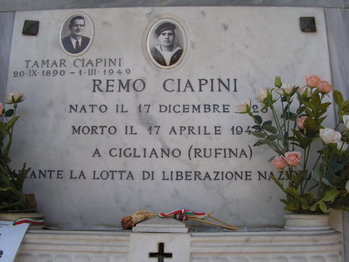 Sepolcro di Ciapini: monumento commemorativo con iscrizioni sui defunti, adornato da fiori e simboli della Libertà.