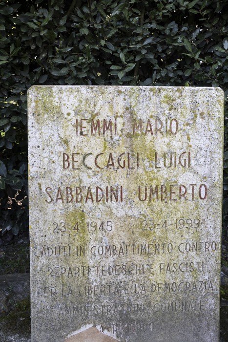 Cippo commemorativo dedicato a Iemmi, Beccagli e Sabbadini, caduti contro il fascismo il 23 aprile 1945.