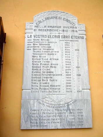 Lapide commemorativa dedicata ai caduti della Grande Guerra 1915-1918, con i nomi dei soldati onorati.