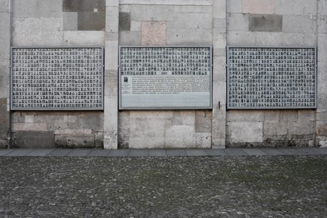 Sacrario dei Caduti della Resistenza modenese con pannelli commemorativi su una parete.