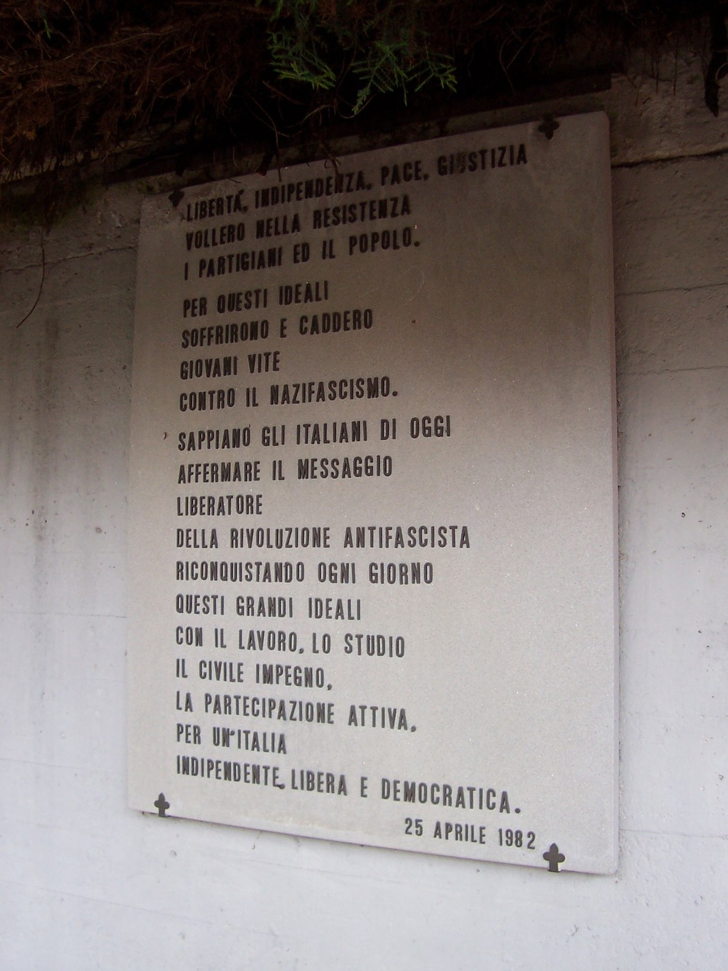 Lapide commemorativa della Resistenza, situata a Ponte a Ema, dedicata ai partigiani e ai valori di libertà e giustizia.