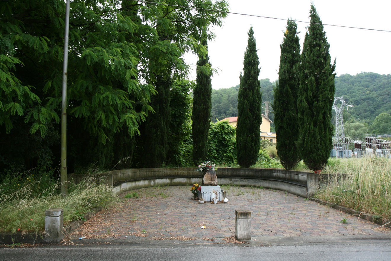 Monumento del Ponte di Ripafratta, zona tranquilla circondata da alberi, commemorativo e evocativo.