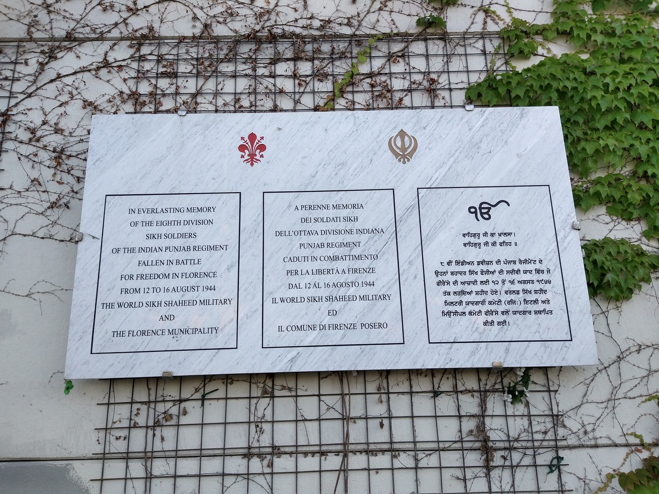 Lapide in memoria dei soldati sikh, onore ai combattenti della Prima Divisione Sikh durante la Seconda guerra mondiale.