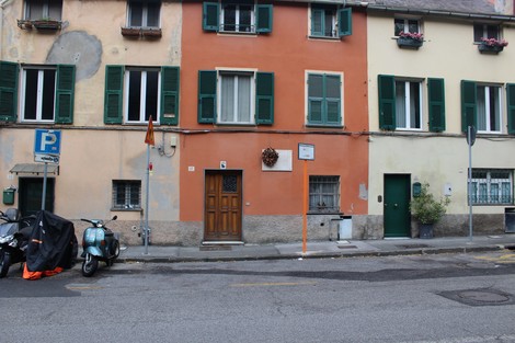 Lapide commemorativa dedicata ai caduti partigiani a Pontevecchio, in un contesto urbano.