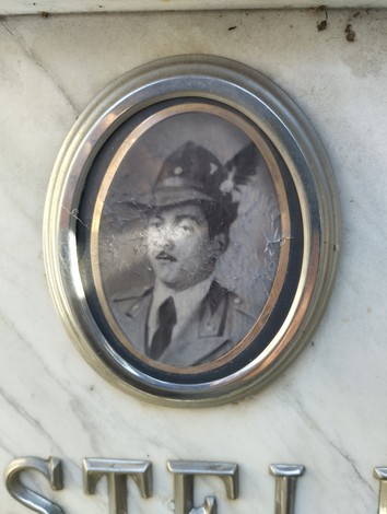 Uccisione di un soldato con un cappello militare, parte del sepolcro di Castelli, in memoria della sua vita.