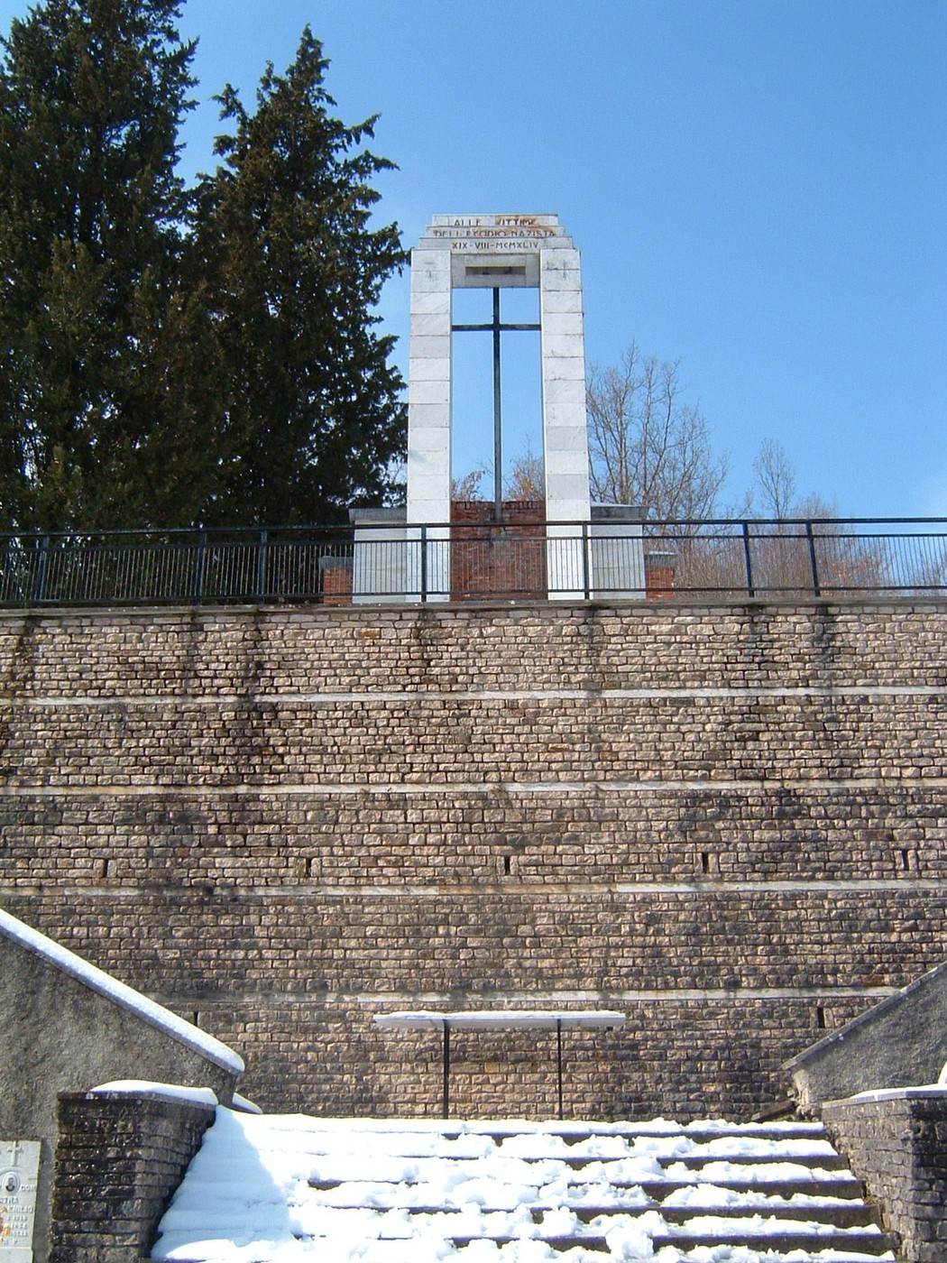 Sacrario delle vittime di San Terenzo, monumento commemorativo immerso nel silenzio della natura invernale.