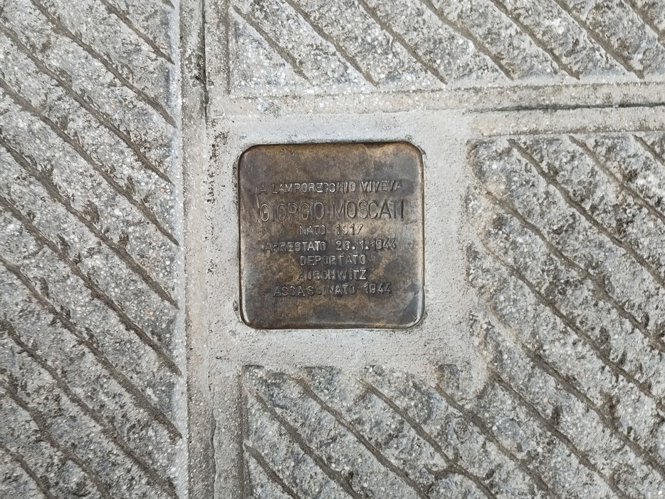 Pietre d'inciampo dedicate ai fratelli Moscati a Trevi, commemorazione di vite perdute.