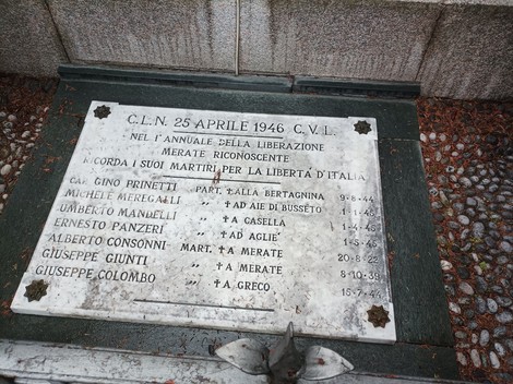 Lapide commemorativa dedicata ai martiri per la libertà, con nomi e date incisi.