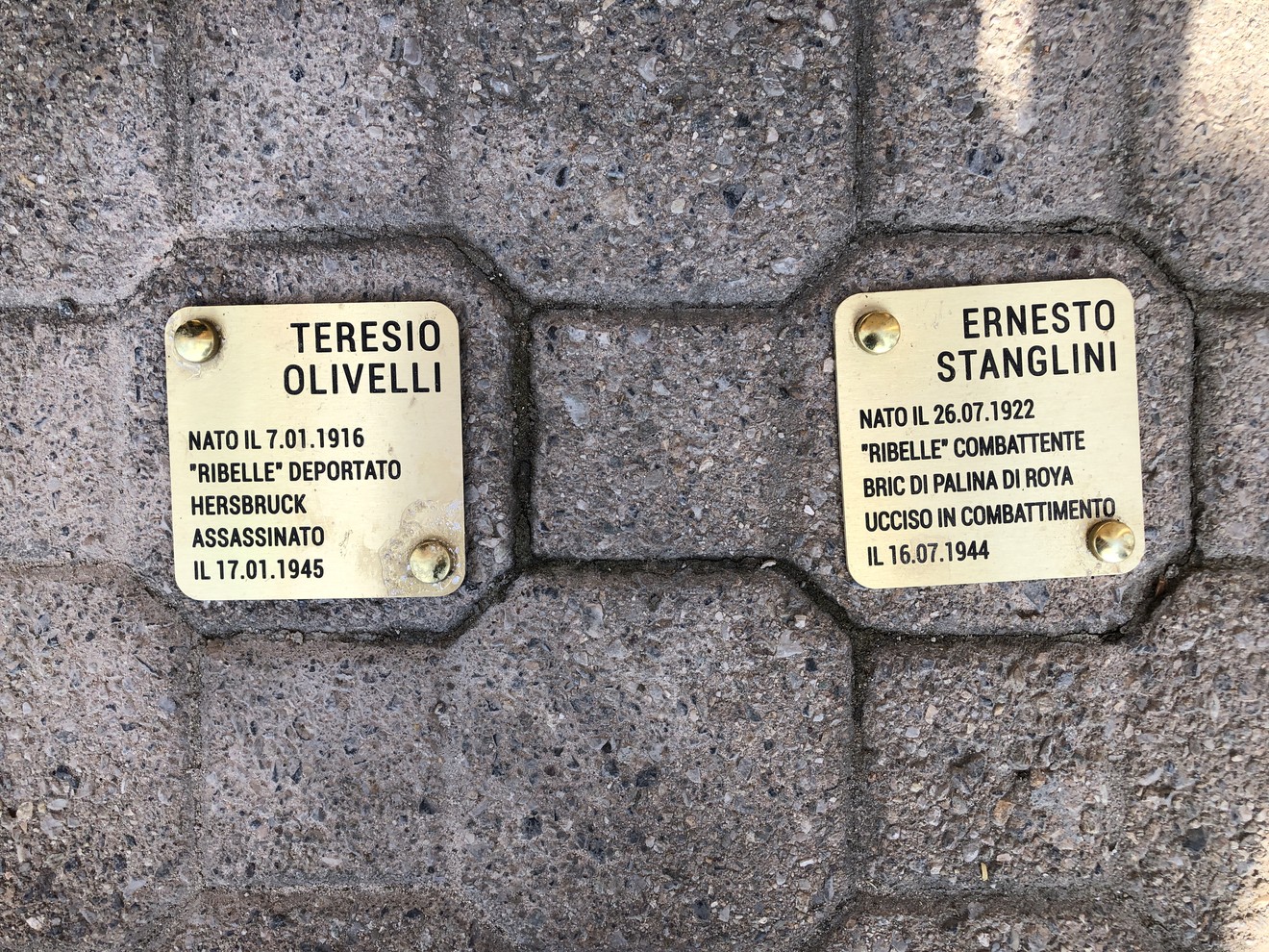 Pietra d'inciampo per Teresio Olivelli e Ernesto Stanglini, in memoria dei deportati e combattenti ribelli.