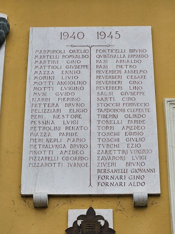 Lapidi commemorative in memoria dei caduti, con nomi di soldati e date 1940-1945.