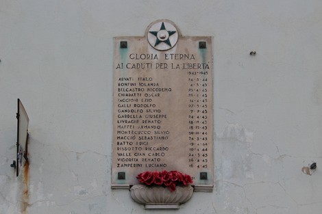 Lapide commemorativa dedicata ai caduti per la Libertà a Bolzaneto, con nomi e date di coloro che hanno combattuto.