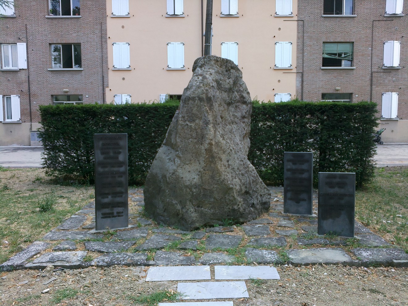 Monumento ai Caduti di Villaggio Foscato, dedicato alla memoria dei soldati, con pietra e lastre commemorative.