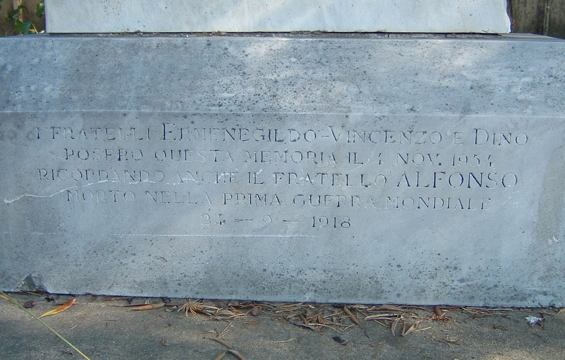 Cippo commemorativo dedicato ai fratelli Bacci, caduti nella Prima Guerra Mondiale.