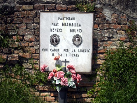 Lapide commemorativa in onore dei partigiani Renzo e Bruno Brambilla, caduti per la libertà nel 1945.