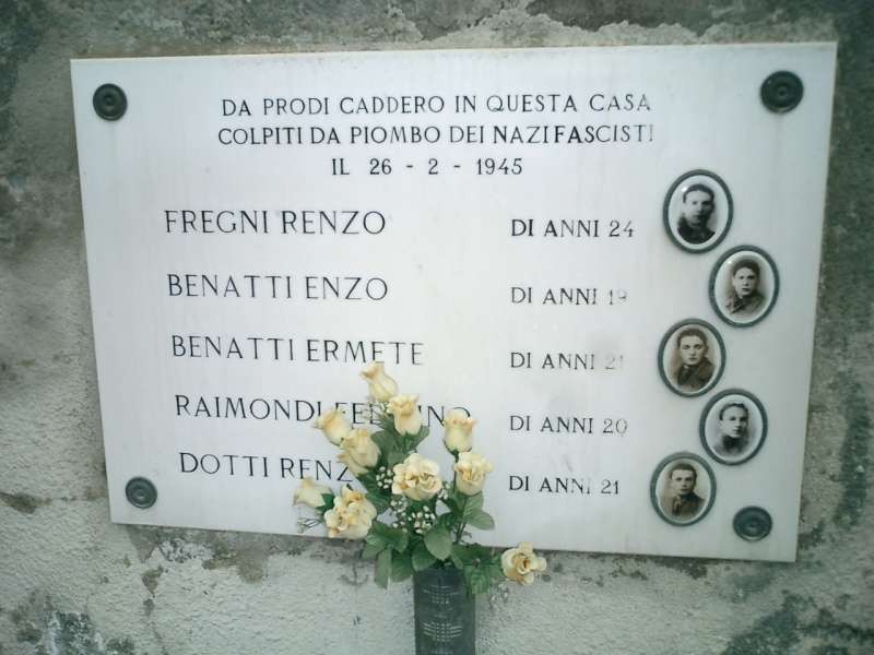 Lapide commemorativa dedicata ai caduti del caseificio Castagnetti, con foto e nomi dei giovani vittime.