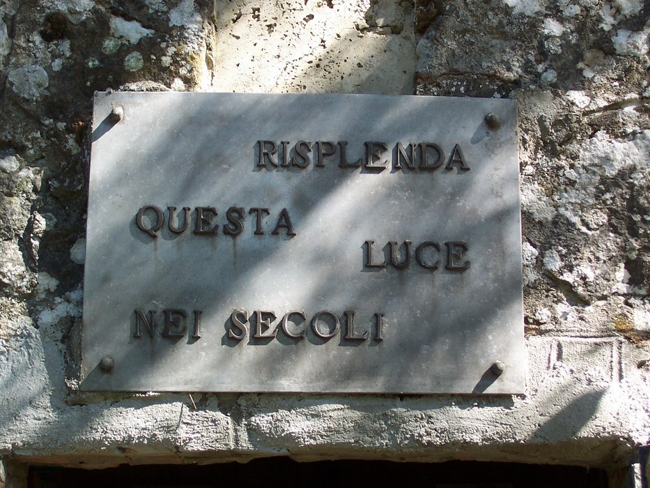 Cappella dedicata ai fratelli Bimbi, con scritta che celebra la luce e il passare dei secoli.