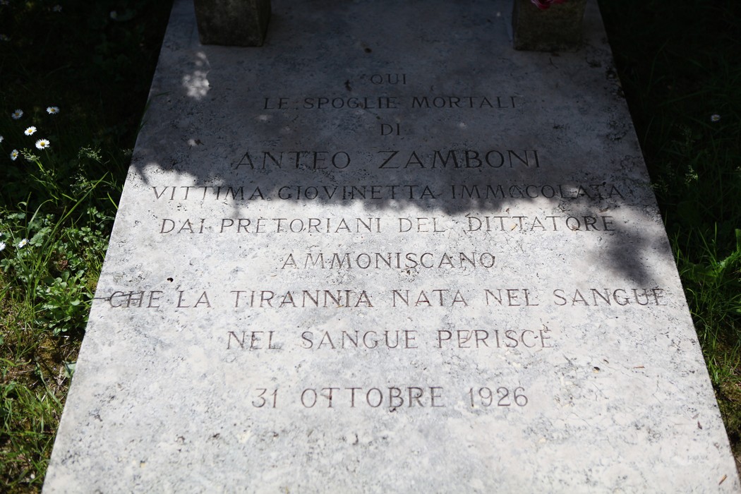 Sepolcro di Zamboni, con incisioni commemorative in memoria della vittima di una dittatura.