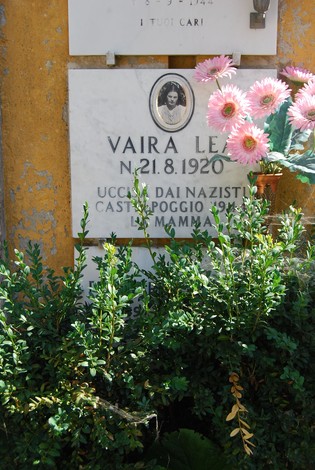 Sepolcro di Vaira, commemorazione in marmo con fiori, ricorda la vittima di un'ingiustizia storica.