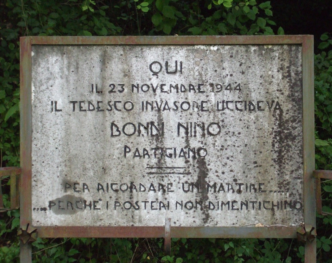 Lapide commemorativa a Bondi, in ricordo di Nino, partigiano ucciso il 23 novembre 1944.