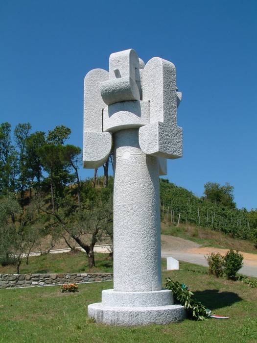 Monumento di Valla, scultura contemporanea in pietra, immersa nella natura, simbolo di arte e cultura locale.