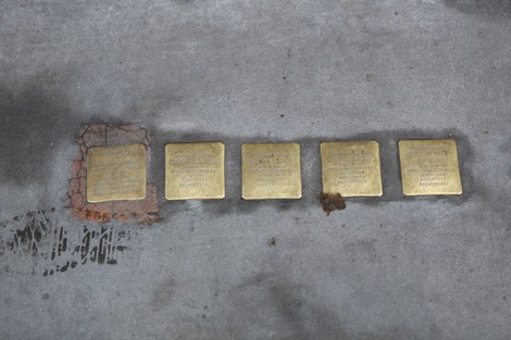 Pietre d'inciampo dedicate a Cassuto e alla famiglia Lascar-Procaccia, commemorano la loro memoria.