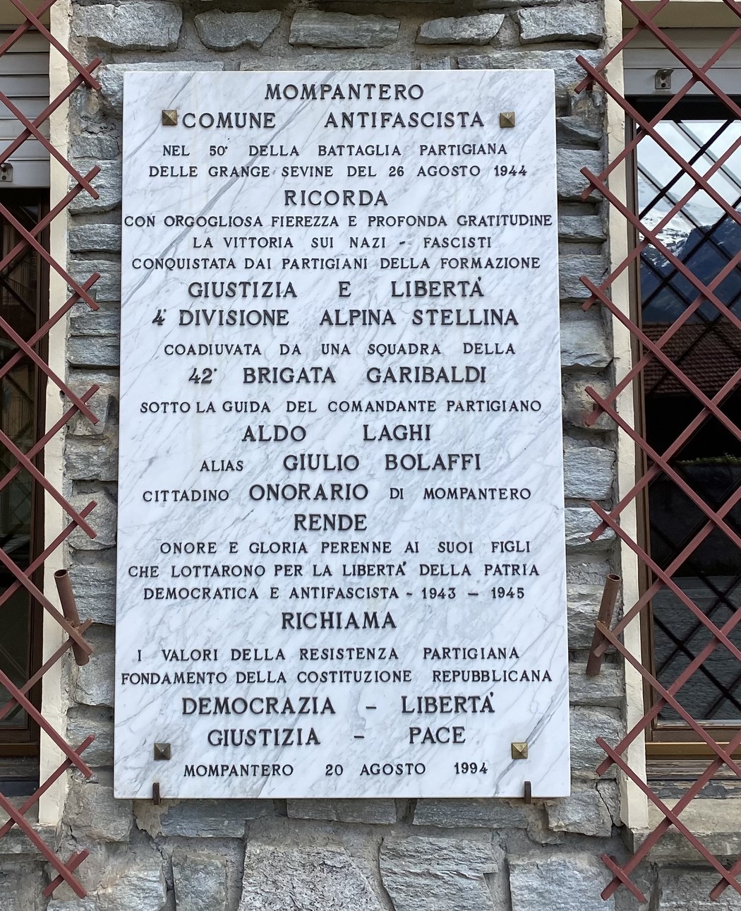 Lapide commemorativa della battaglia delle Grange Savine, onora i partigiani e la resistenza.
