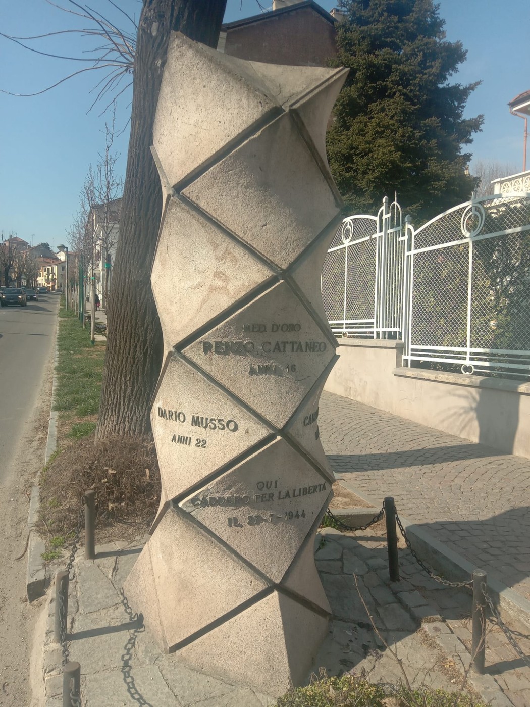 Monumento a Cattaneo, Musso e Brero, in forma combattiva, dedicato alla memoria di tre eroi locali.