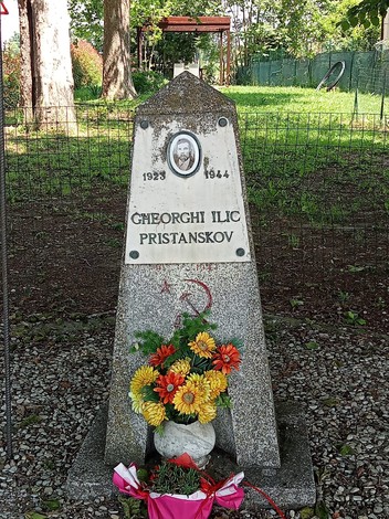 Cippo funerario dedicato a Gheorgh Ilic Pristanskov, con decorazioni floreali e un'immagine commemorativa.