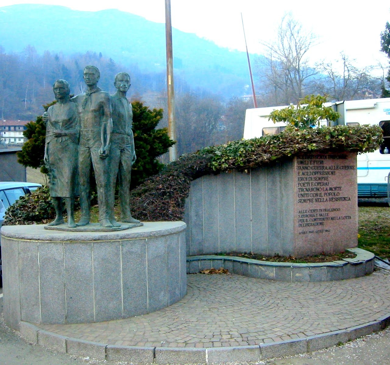 Monumento ai partigiani di Pralungo, commemorazione della resistenza e della libertà.