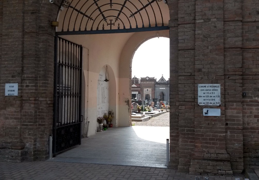 Ingresso del Monumento ai caduti di Redavalle, con vista sul cimitero e le commemorazioni ai defunti.