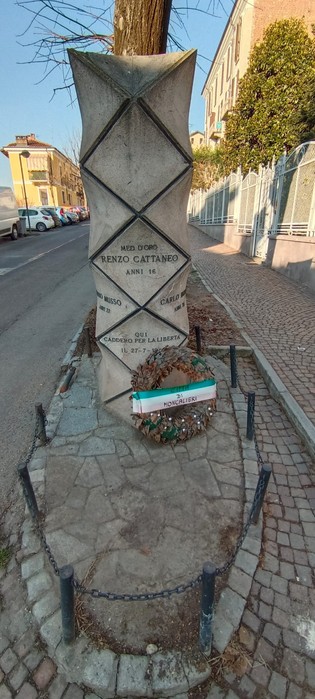 Monumento commemorativo a Cattaneo, Musso e Brero, con base in pietra e decorazioni geometriche.