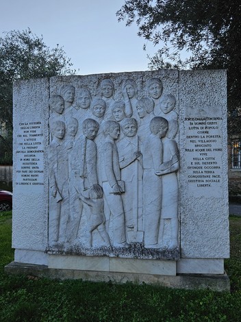 Monumento alla Resistenza con sculture che raffigurano figure storiche e simboliche della lotta per la libertà.