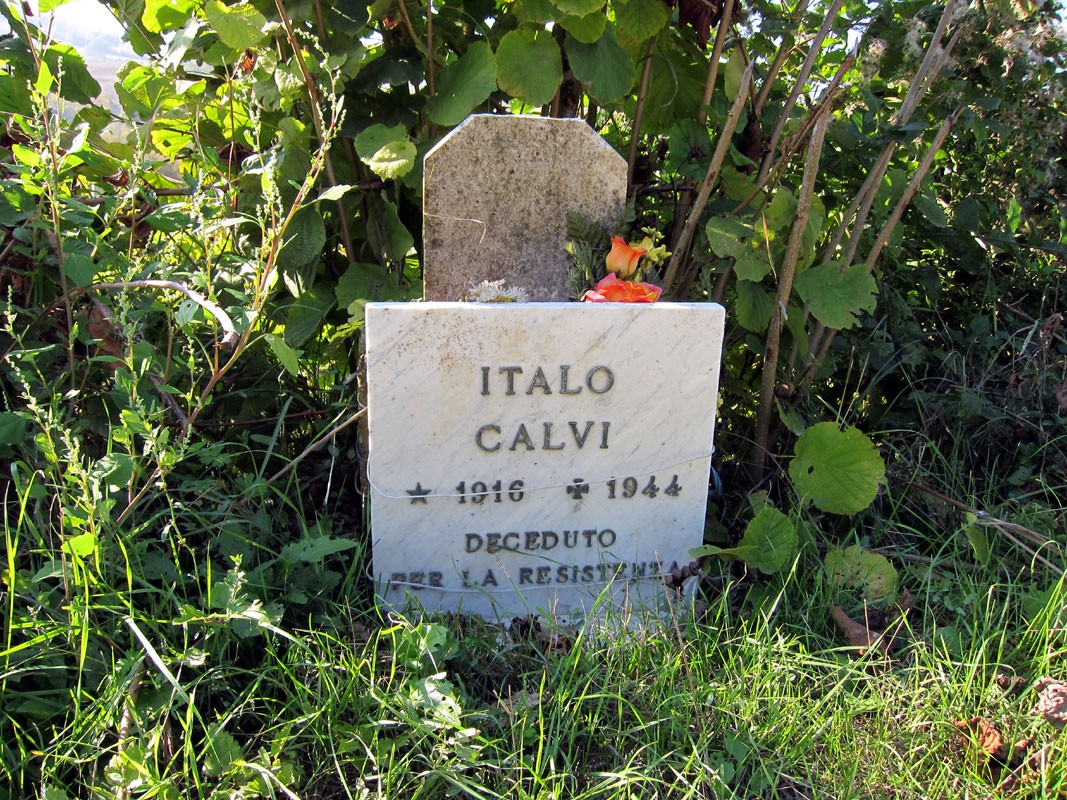 Cippo commemorativo dedicato a Italo Calvi, partigiano deceduto per la Resistenza nel 1944.