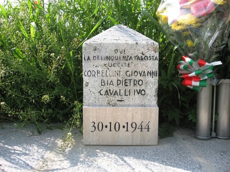 Cippo commemorativo dedicato a Corbellini, Cavalli e Bia, in memoria dei fatti del 30 ottobre 1944.