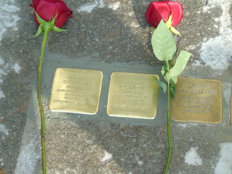 Pietre d'inciampo con rose rosse in memoria degli ospiti della Casa Israelitica di riposo.