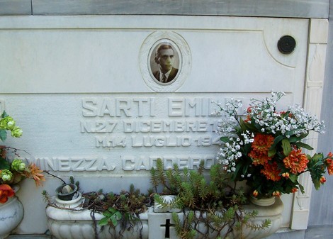 Sacrario di Quinteri, Monselvi e Sarti, tomba decorata con fiori e un ritratto in marmo.
