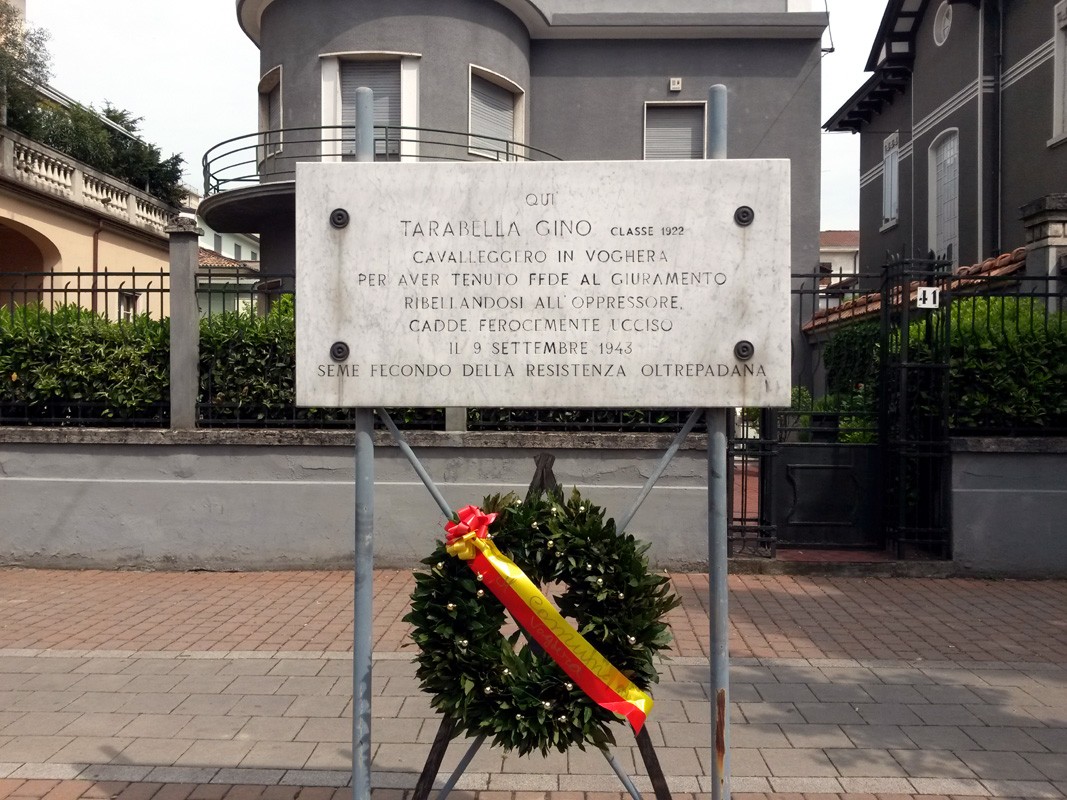 Lapide commemorativa di Gino Tarabella, partigiano, in onore della sua resistenza e sacrificio.