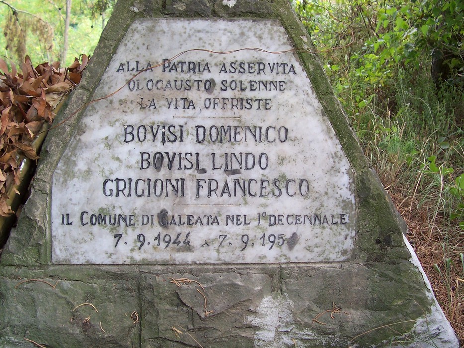 Cippo commemorativo dedicato a Bovisi Domenico, Bovisi Lindo e Grigioni Francesco, in memoria del loro sacrificio.