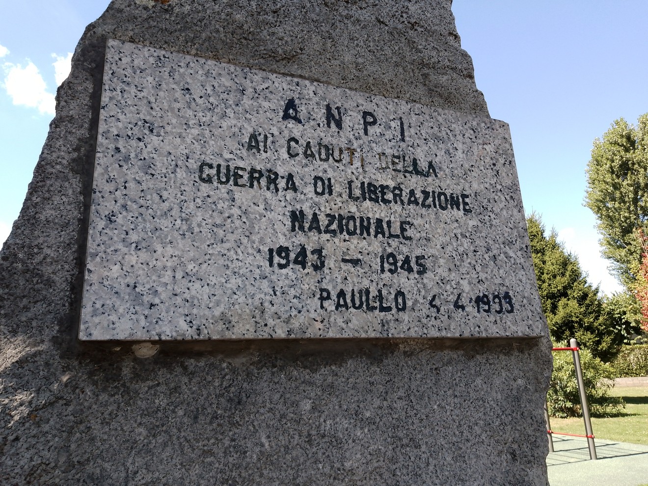 Monumento alla Liberazione con una targa commemorativa dedicata ai caduti della guerra di liberazione nazionale.