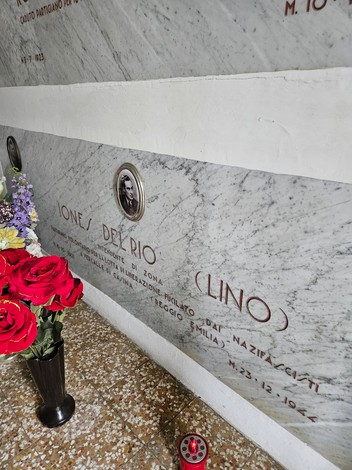 Sacrario dei Caduti della Resistenza di Montecchio, con lapidi commemorative e fiori, in un contesto di ricordo e rispetto.