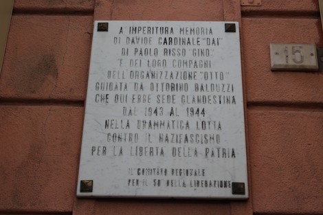 Lapide commemorativa dedicata a Davide Cardinale e Paolo Risso, in memoria della loro resistenza contro il nazifascismo.