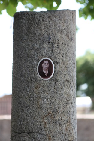 Monumento a Guerrini e Stolzi, con una fotografia incastonata in una colonna di pietra.