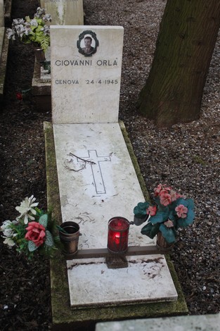 Tomba di Giovanni Orlà, con fiori e una candela, in ricordo dei caduti per la Libertà.