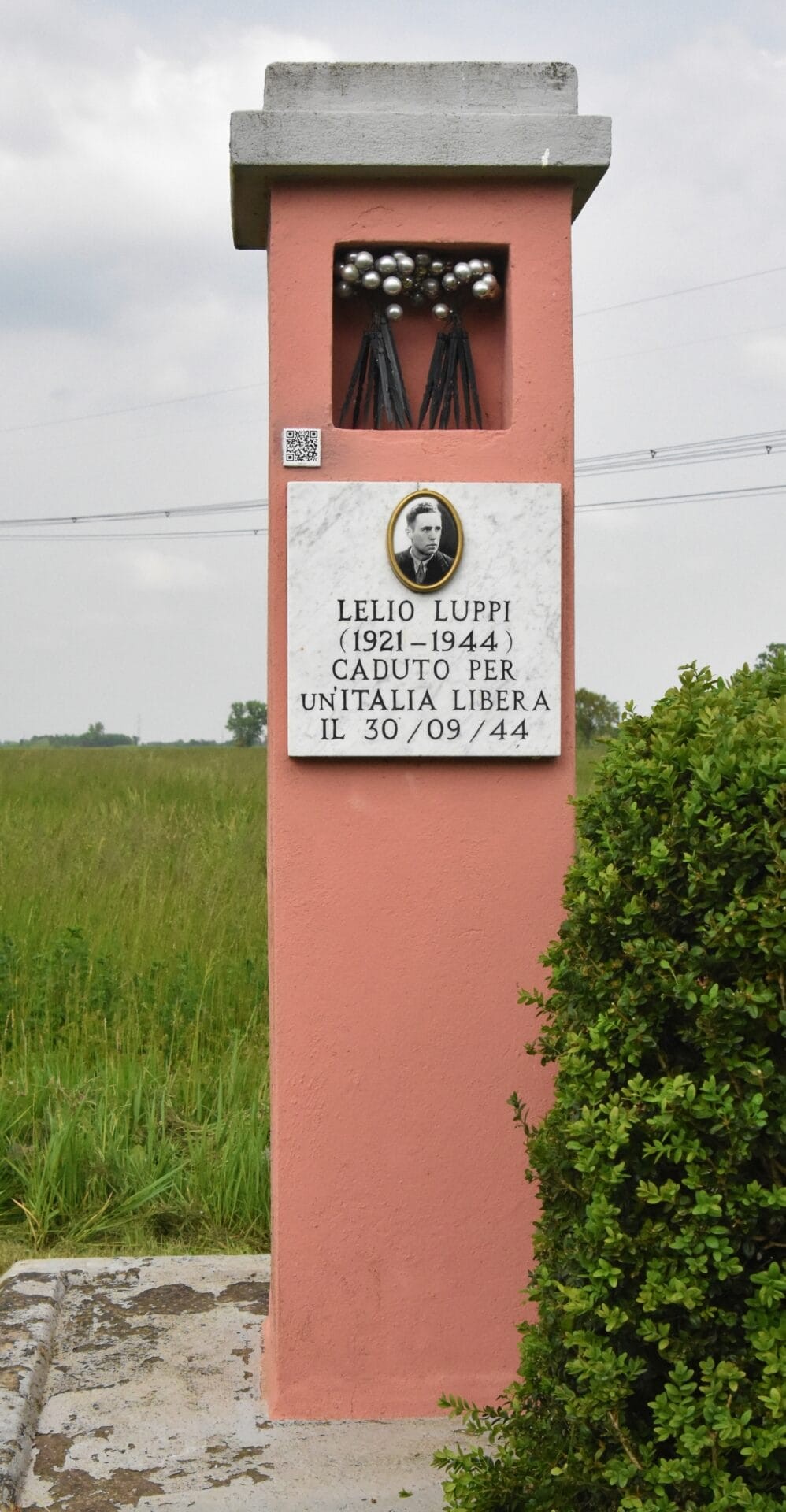 Monumento a Lelio Luppi, caduto per l'unità libera, dedicato alla memoria dei valori di libertà e sacrificio.