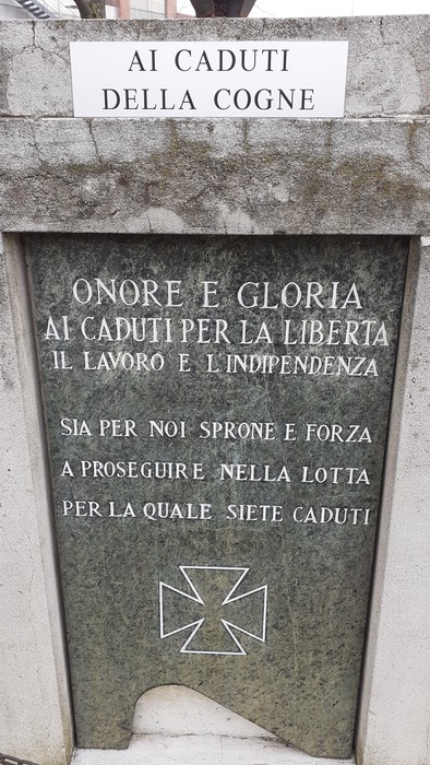 Monumento commemorativo ai caduti della Cogne, simbolo di onore e libertà.