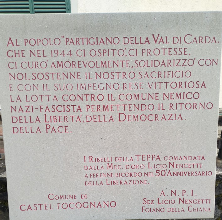 Monumento in pietra dedicato al popolo partigiano della Val di Carda, con iscrizioni commemorative sulla resistenza.