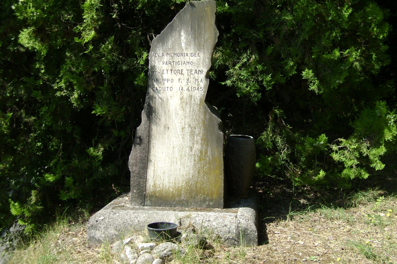 Monumento dedicato ai partigiani, in memoria del partigiano Teani, immerso nella natura.