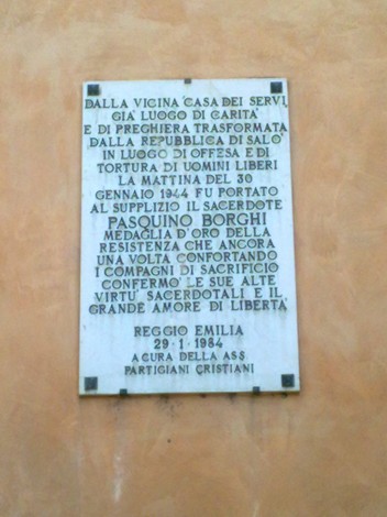 Lapide commemorativa in onore di Pasquino Borghi, partigiano e martire della libertà, a Reggio Emilia.