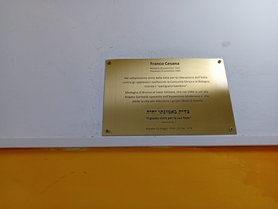 Lapide commemorativa a Cesana, dedicata a Franco Cesana, con informazioni storiche e tributi.